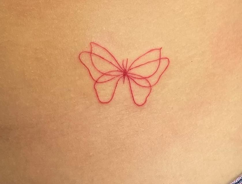Schmetterling Fine Line Tattoo in Rot, Hüfte, Landshut