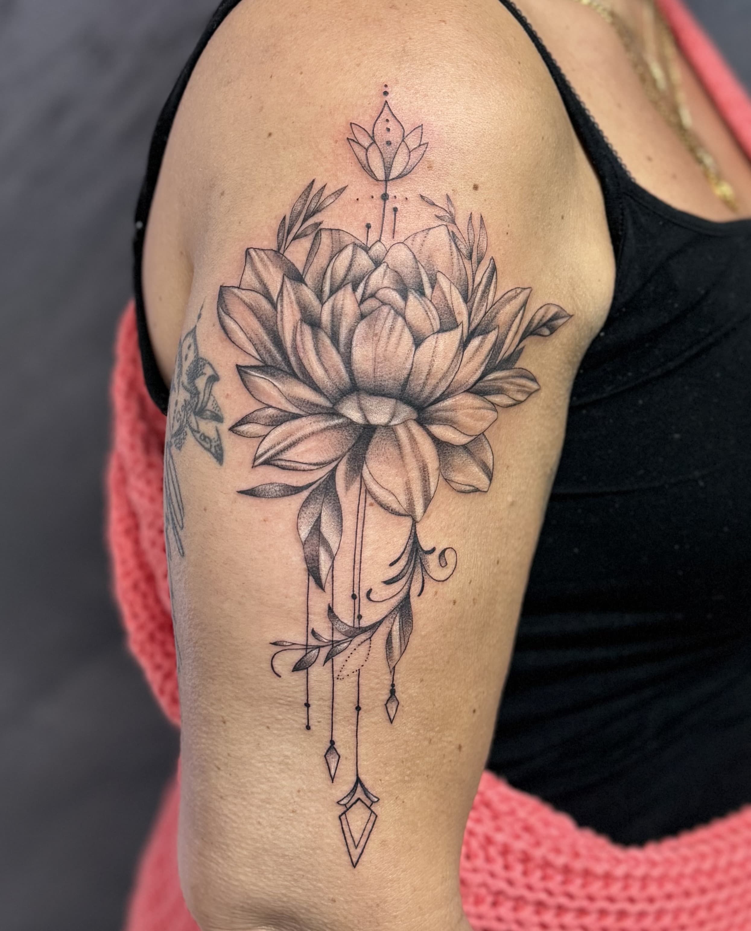 Lotusblüte mit geometrischem Anhänger Tattoo, Oberarm, Fine Line, Landshut