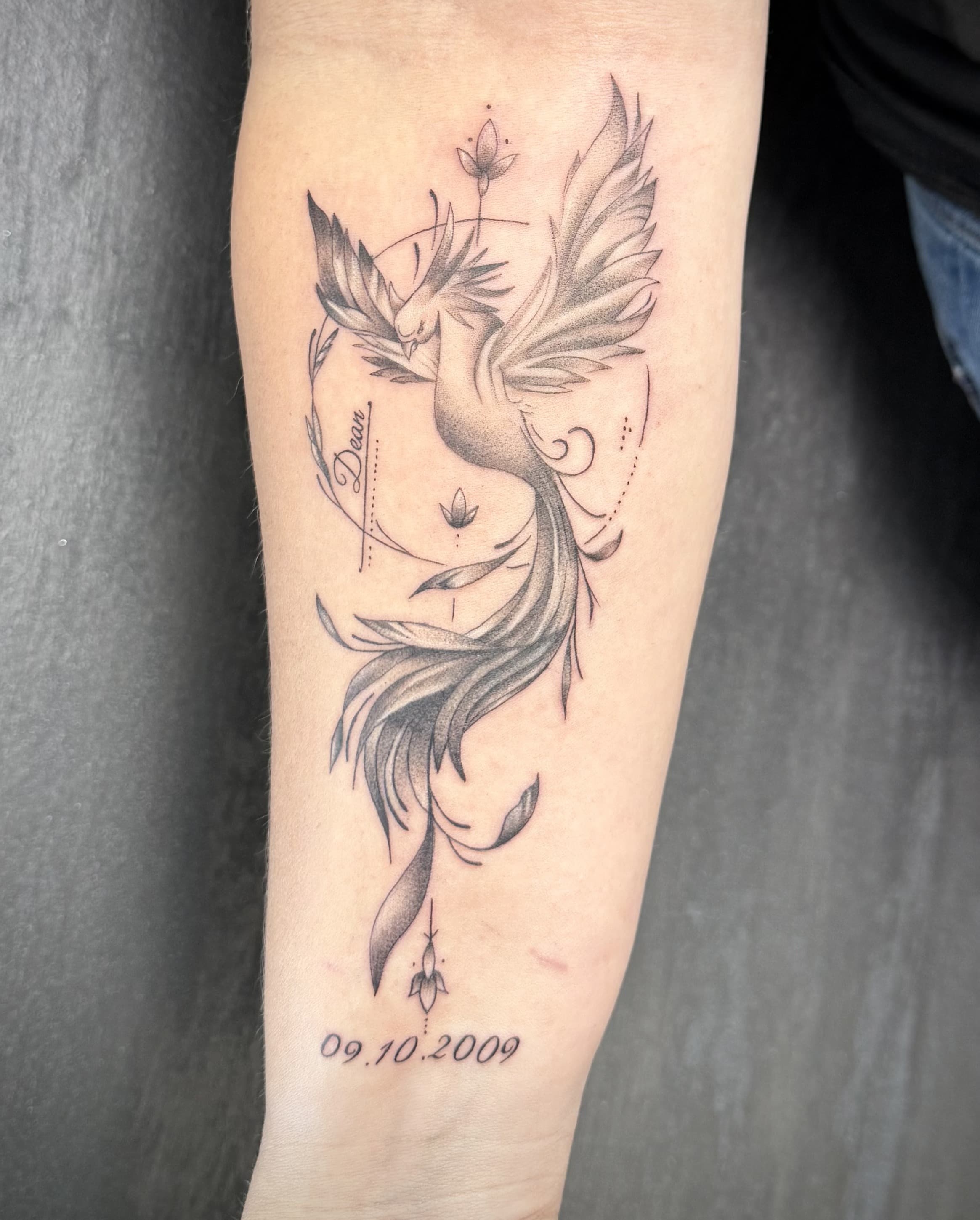 Phönix Memorial Tattoo mit Namen und Datum, Unterarm, Fine Line, Landshut