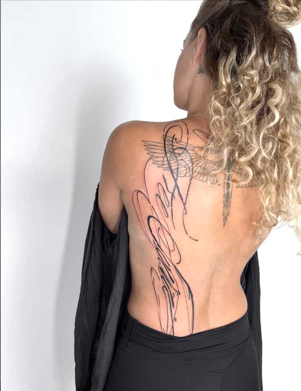 Lettering und Schwingen Tattoo, Rücken, Fine Line, Landshut