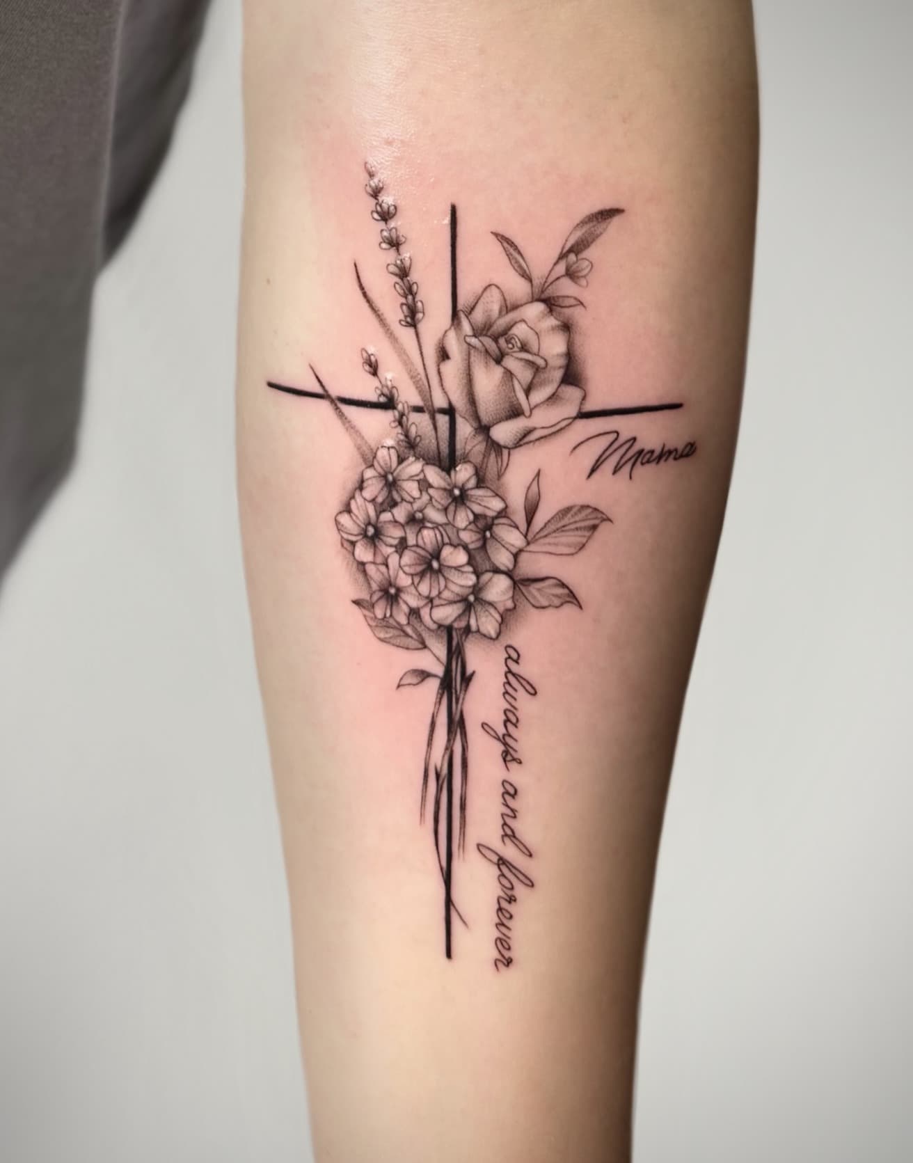 Kreuz mit Blumen und Schriftzug Tattoo, Unterarm, Landshut
