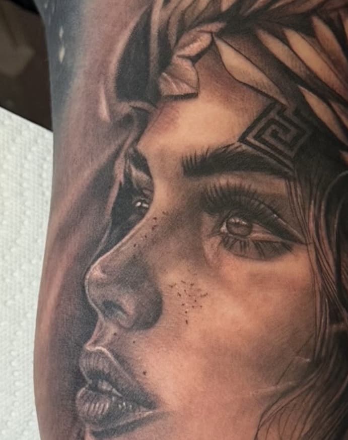 Frauenporträt mit Lorbeerkranz Tattoo, Oberarm, Realistic Black and Grey, Landshut