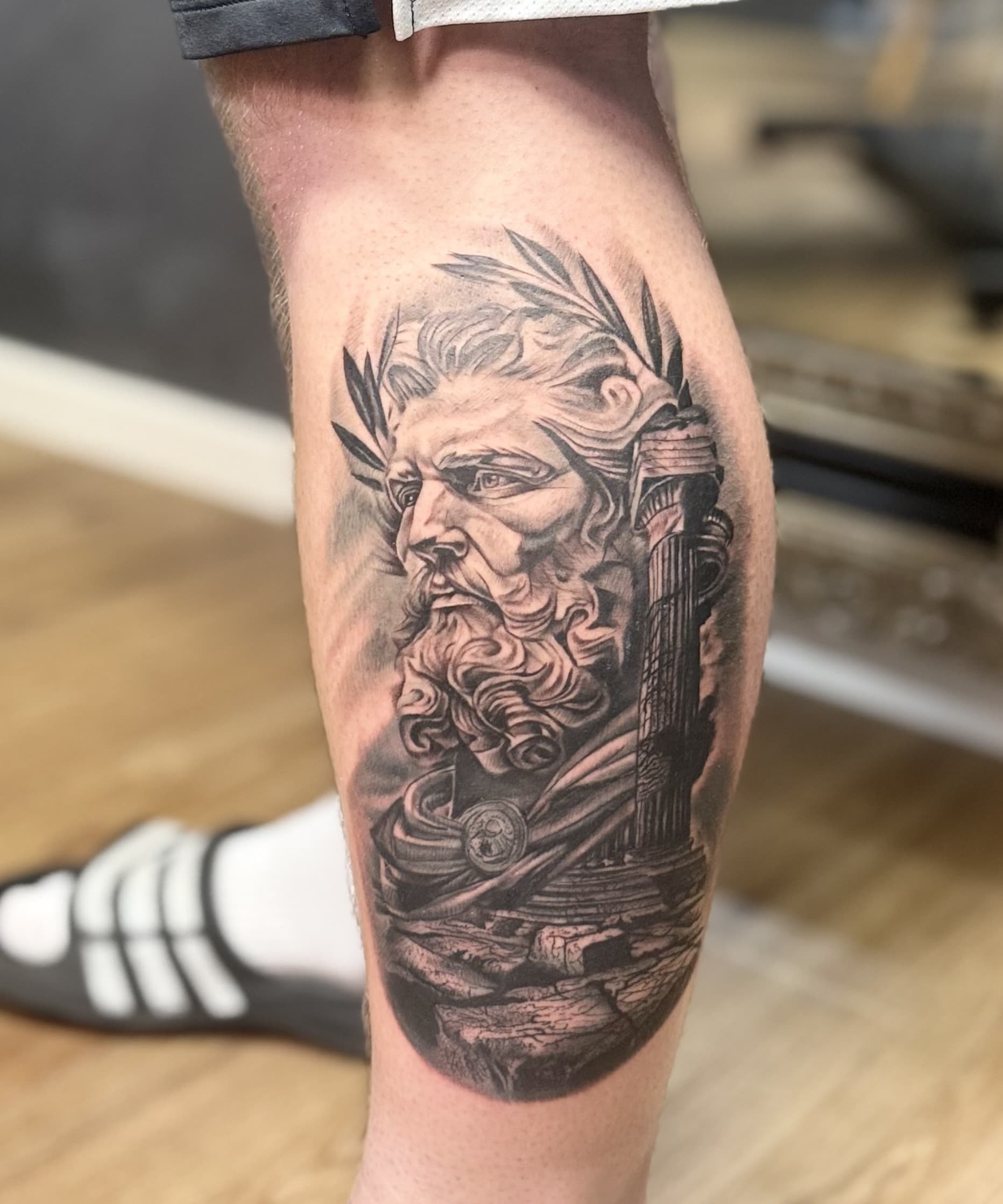 Antikes Götterporträt mit Lorbeerkranz und Säule Tattoo, Wade, Realistic Portrait, Landshut